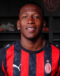 跟队记者：埃斯图皮尼安的身体状况良好，明天重新参与米兰合练