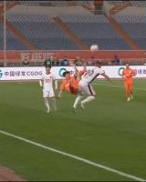 动作稍大！刘洋倒钩式解围踢中罗慕洛，被主裁出示黄牌