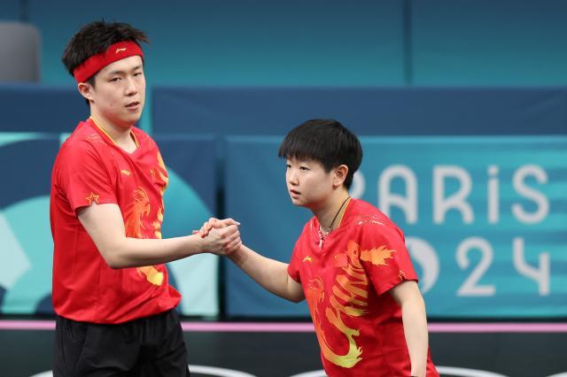 1722218417626005717.jpg 巴黎奥运会|乒乓球——混双:王楚钦_孙颖莎组合晋级半决赛+XxjpseC007627_20240729_MVPFN0A001.jpg